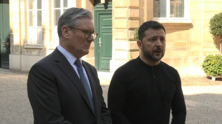 Зеленский и Стармер после саммита в Париже заявили, что снятие санкций с РФ не ко времени