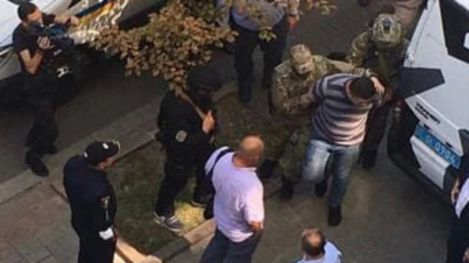 Чоловіка з гранатою в Кабміні затримали – допоміг депутат