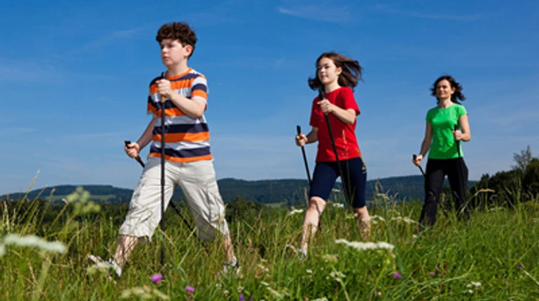 Скандинавская ходьба: что это за спорт и почему он не только для бабушек. Объясняет инструктор