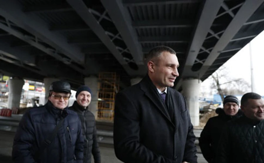 Шулявський міст випробували на міцність – 30-тонні МАЗи проїхали над Кличком 