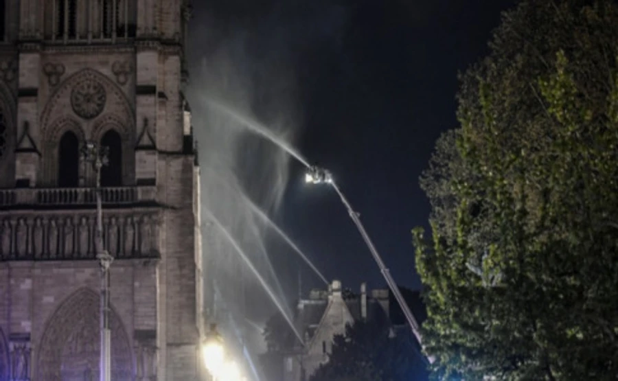 Пожежу у Нотр-Дамі частково загасили