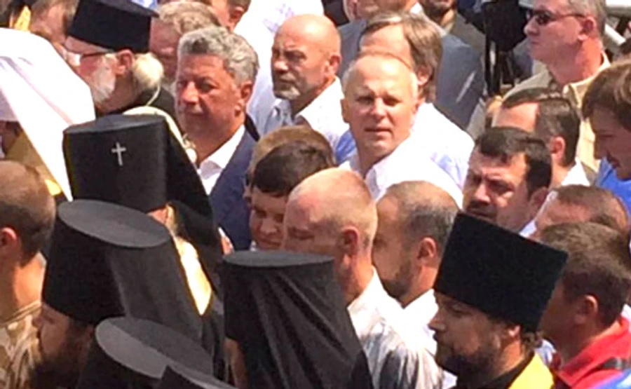 На Володимирській гірці зібралося більше 5 тисяч людей, серед них нардепи