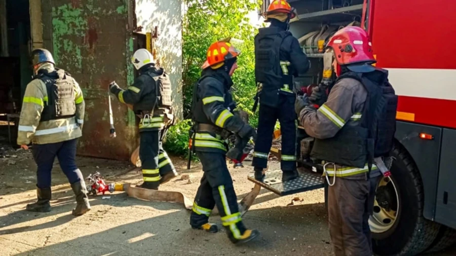 Росіяни вдарили ракетою по Дніпропетровщині: вирує пожежа