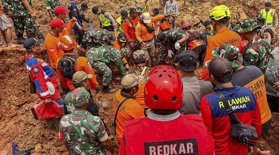 Зсув ґрунту в Індонезії: 11 загиблих, 12 зниклих безвісти