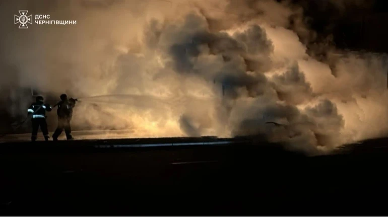 Чернігів атакували дрони РФ: є влучання у багатоповерхівку та енергооб'єкт, частина міста без світла