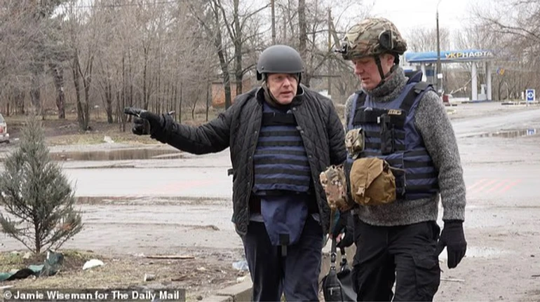 Борис Джонсон посетил позиции ВСУ на Запорожье и написал репортаж