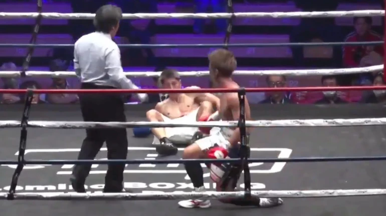 Подвійний нокдаун: у Японії боксери одночасно відправили один одного на канвас