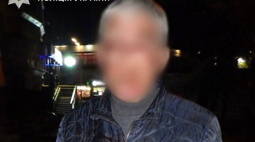 Не поділили дорогу: у Києві водій авто стріляв у пішохода