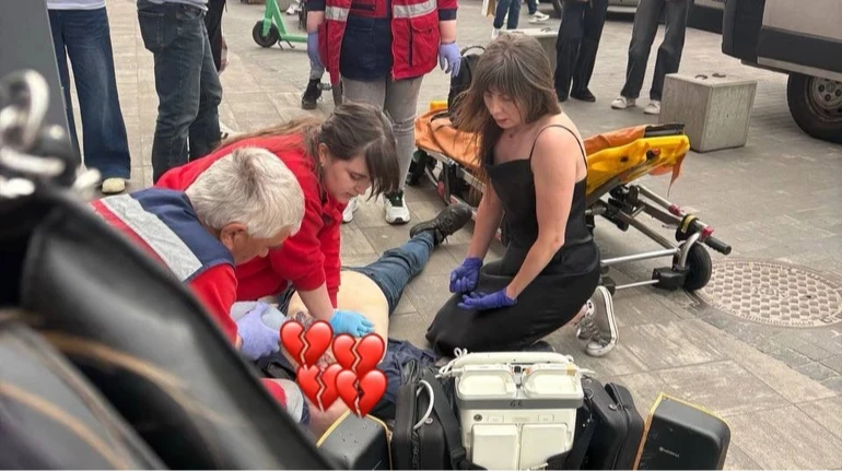 У Києві біля метро помер чоловік: у підземці не дозволяли брати дефібрилятор, щоб врятувати його
