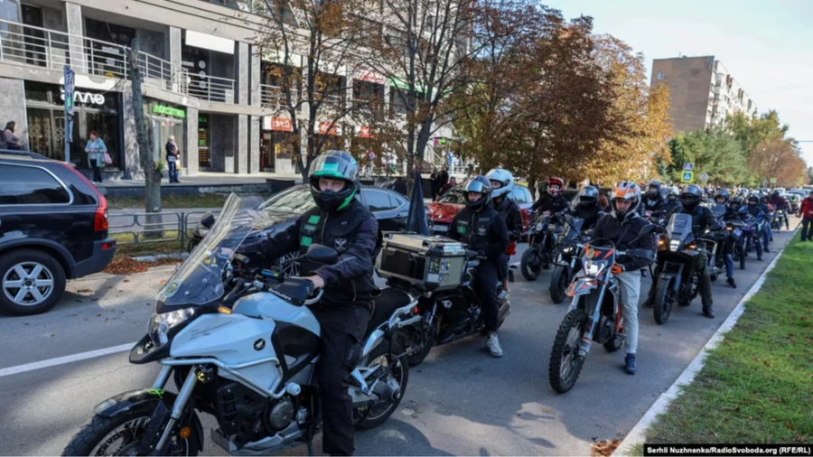 Ele sonhou com uma Kawasaki: menino morto em ataque russo no Oblast de Kiev enterrado ao som das bicicletas