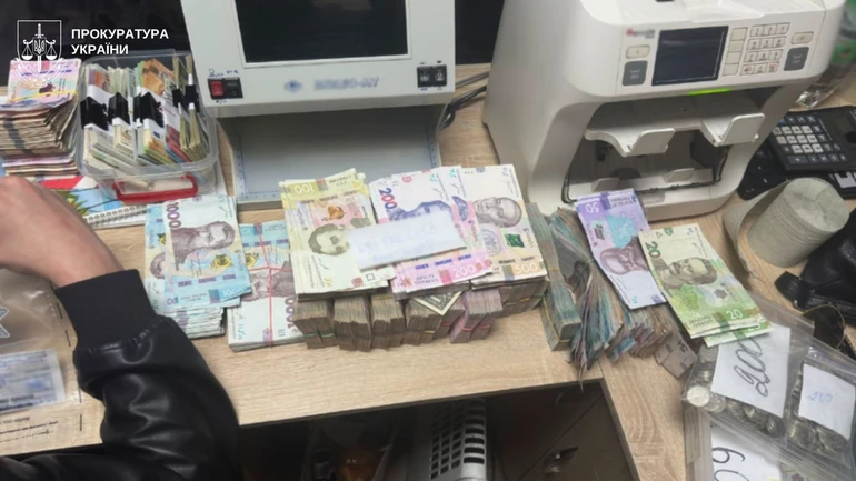 Прикидалися жінками на сервісах знайомств: в Україні вперше повідомили про підозру за створення шахрайського кол-центру
