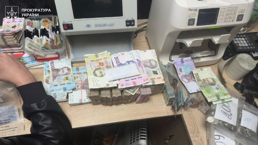 Выдавали себя за женщин на сервсисах знакомств: в Украине впервые сообщили о подозрении в создании мошеннического колл-центра