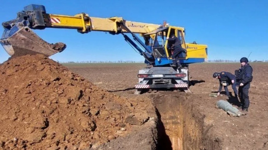 Bomb disposal experts destroy Russian 500-kilogramme bomb – video