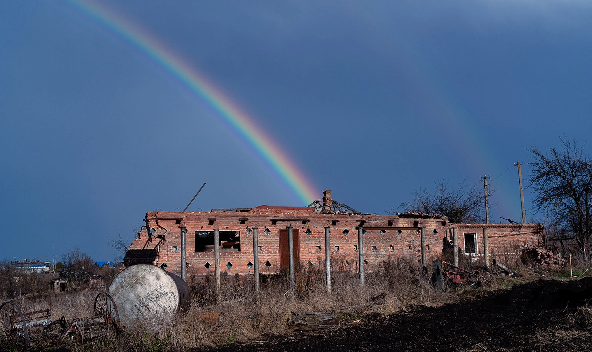 Pink Floyd серед руїн і запаркований танк. Як мешканці вщент розтрощеного села на Харківщині повертають його до життя
