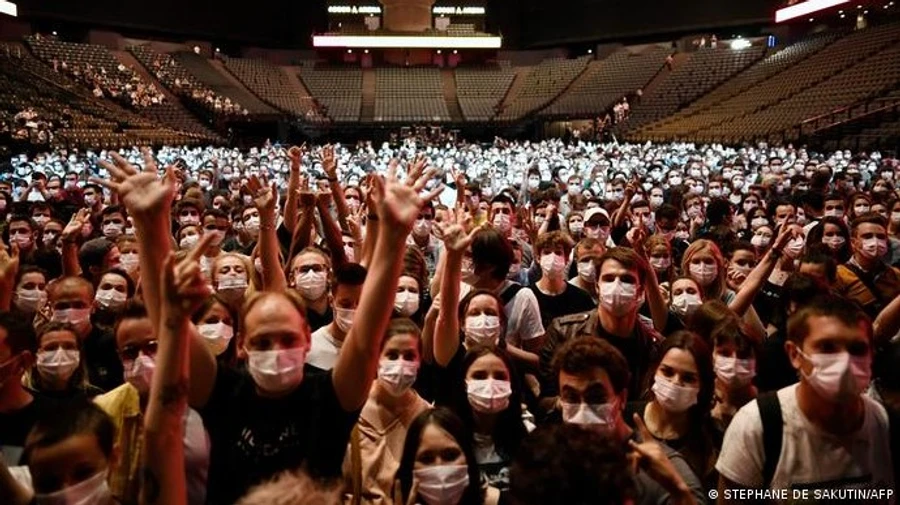 Без дистанции, но в масках: Франция провела первый концерт-эксперимент на 5000 зрителей