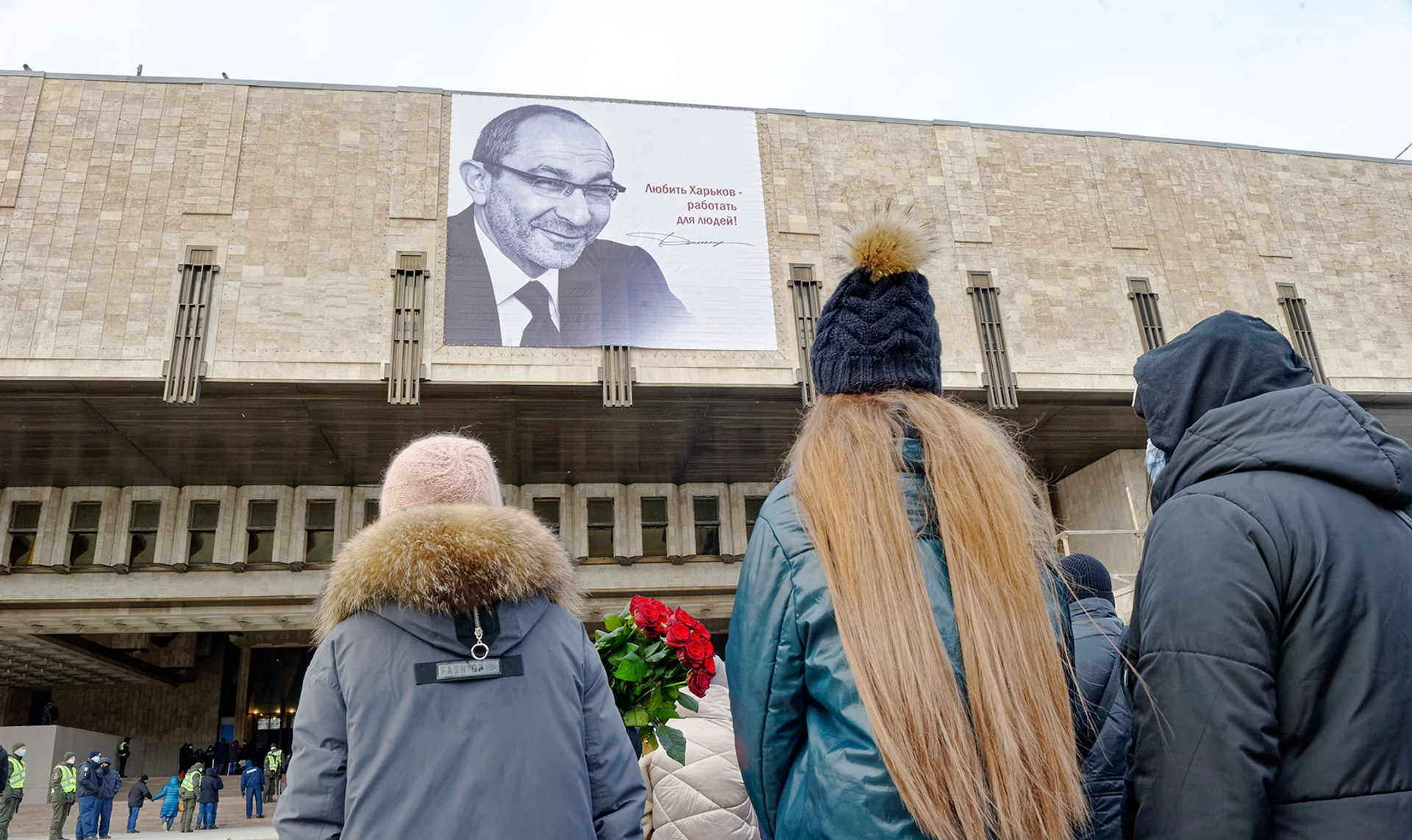 110 тисяч осіб, вантажівки з квітами і незапланований феєрверк. Як Харків прощався з Кернесом