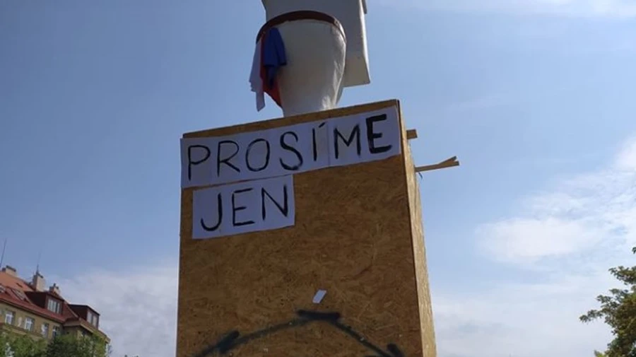 У Чехії розслідують встановлення унітазу на місці статуї Конєва