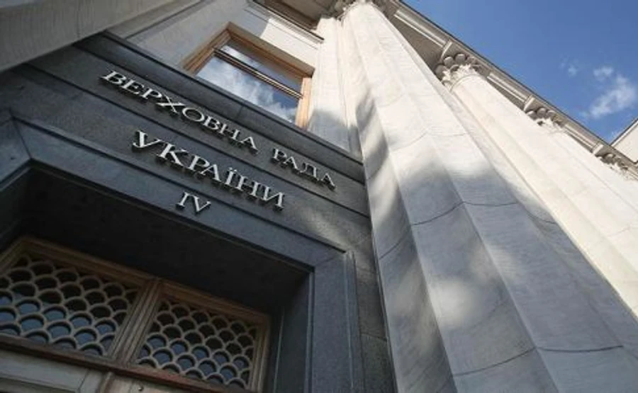 Майже половина українців не задоволена Радою, третина припускає перевибори