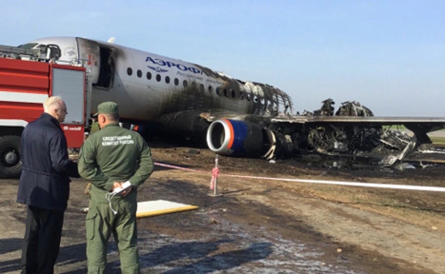 Следком России назвал версии катастрофы самолета в Шереметьево