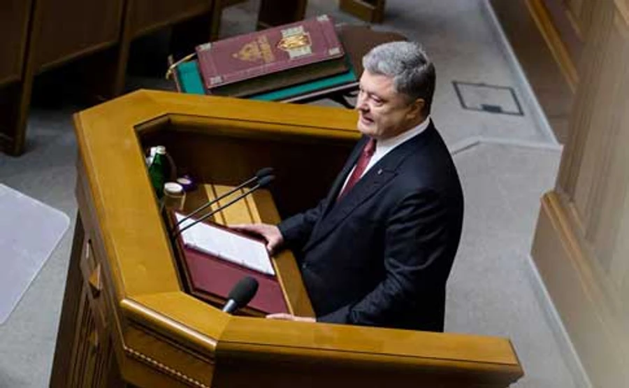 Росія готується до масштабної війни – Порошенко 