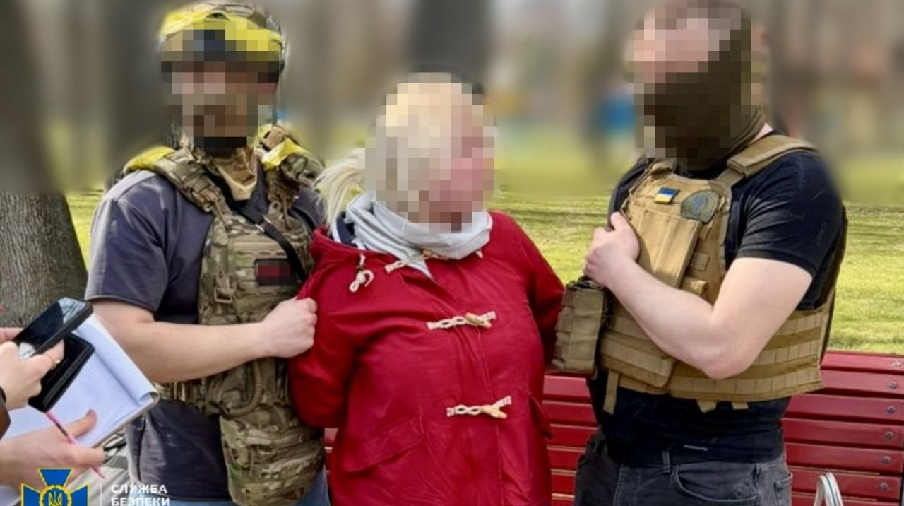 Харків'янка коригувала удари РФ по місту з лавочки в парку – жінку арештовано