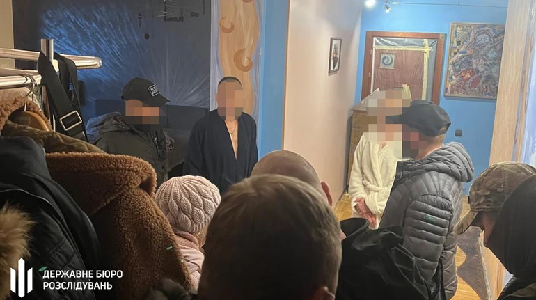 Видурювали гроші, обіцяючи безпроблемний виїзд за кордон: затримано двох помічників нардепів