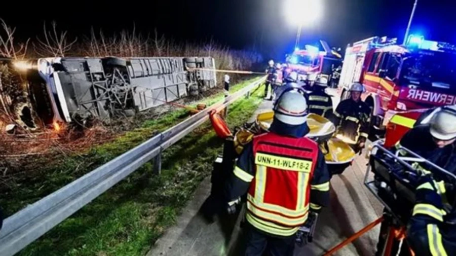 У Німеччині перекинувся автобус, який перевозив учнів: понад 20 постраждалих