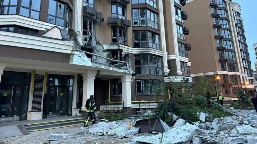 На Киевщине из-за вражеской атаки дронов произошел пожар в новостройке, повреждены 18 авто