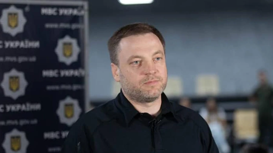 Очільник МВС звернувся до власників зброї: Не намагайтесь збивати дрон самотужки