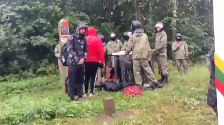 В Беларуси со щитами блокируют возвращение мигрантов на границе с Литвой