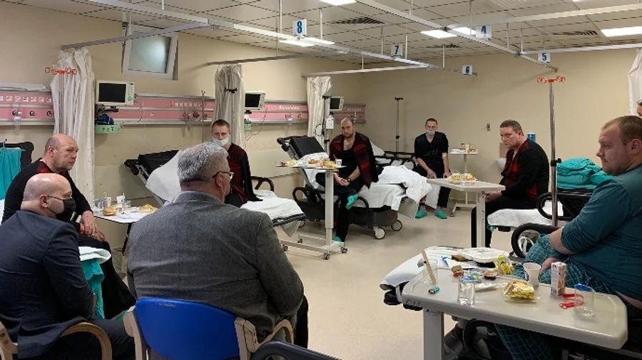 Посол в Турции посетил спасенных с затонувшего судна моряков