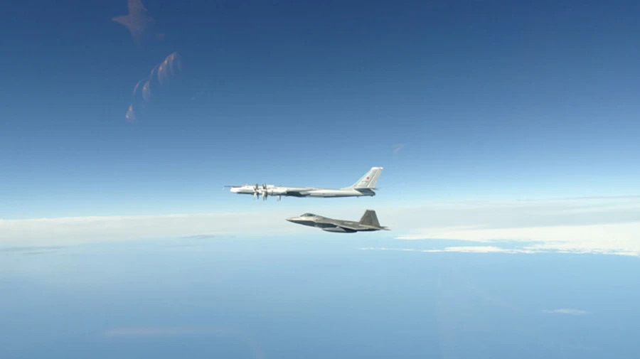 Американские истребители перехватили военные самолеты РФ вблизи Аляски