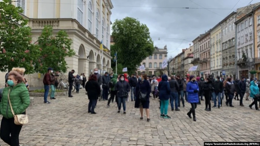 Бизнесмены пикетировали мэрию Львова: требовали разрешения открыть магазины