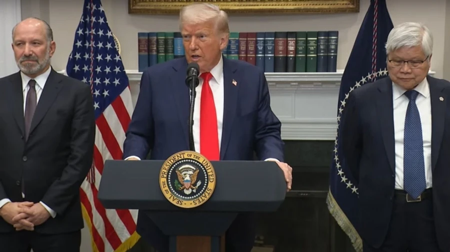 Трамп говорит, что пока не обсуждал остановку военной помощи для Украины