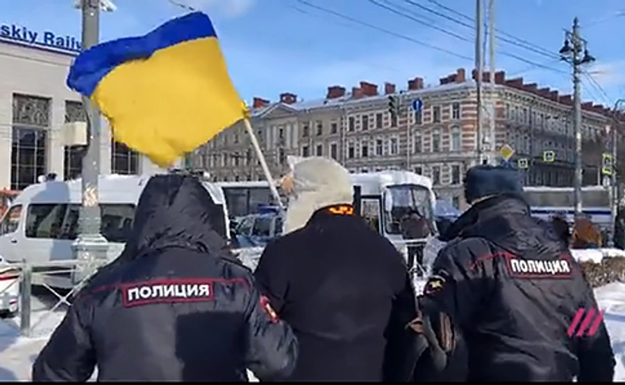 В Петербурге задержали активиста с флагом Украины