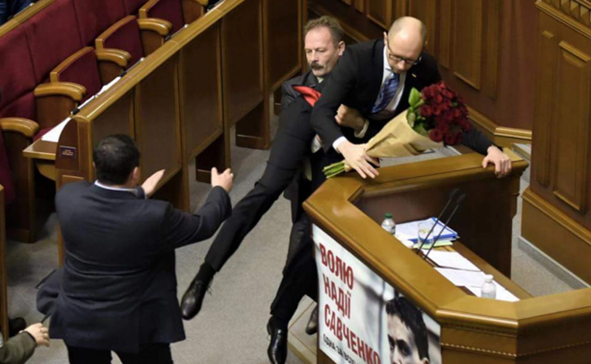 Повне відео нападу Барни на Яценюка і бійки у Раді