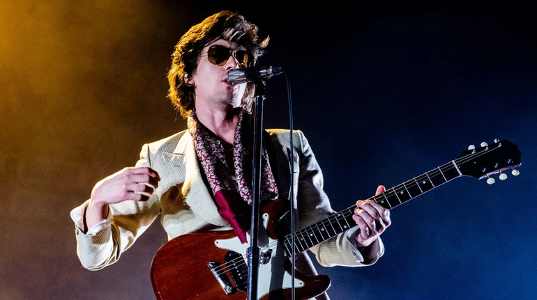 Группа Arctic Monkeys выпустила новую песню в поддержку детей, пострадавших от войны