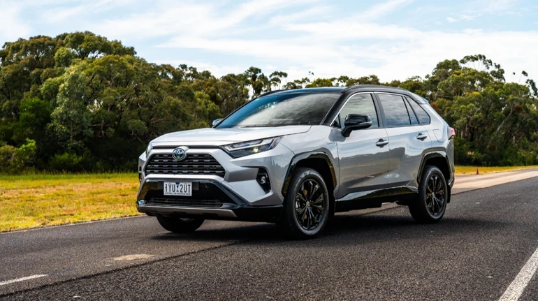 Електромобілі втратили частку, а гібриди зростають: український ринок авто у березні 2026-го