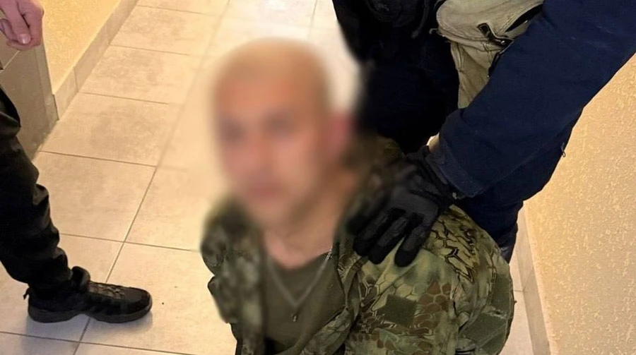 У поліції заявили, що затримали чоловіка з автоматом у столичному ЖК