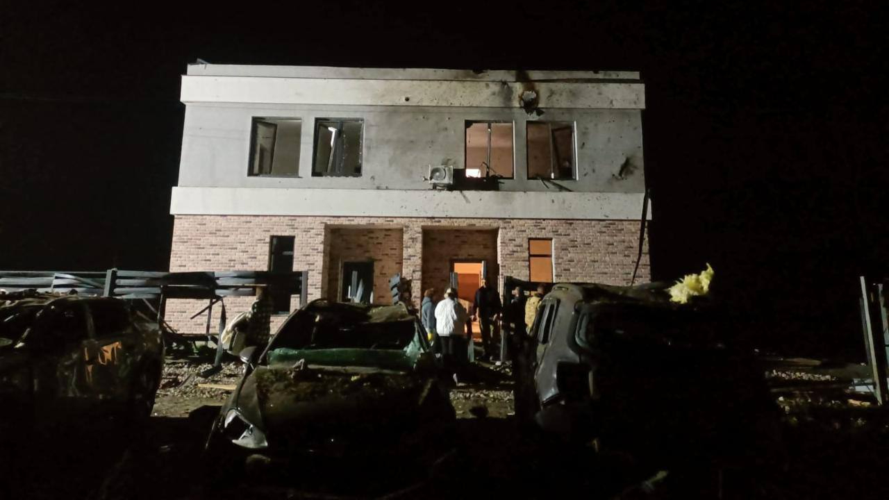 На Київщині російський дрон влучив у житловий будинок: двоє людей постраждали