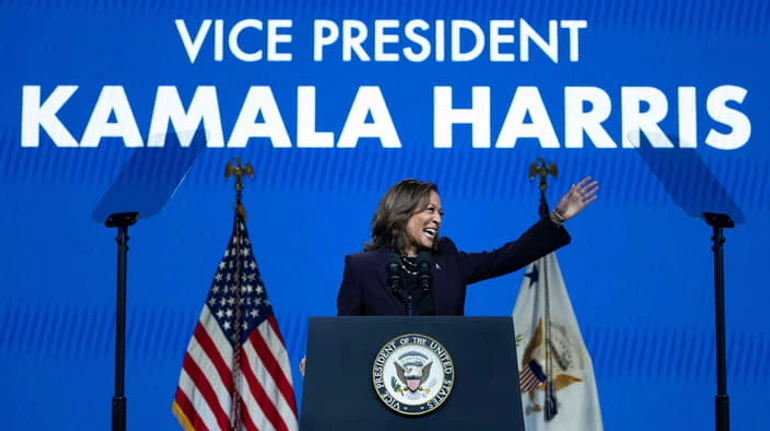 Камала Харрис ищет белого мужчину: как Демпартия США готовит команду на президентские выборы