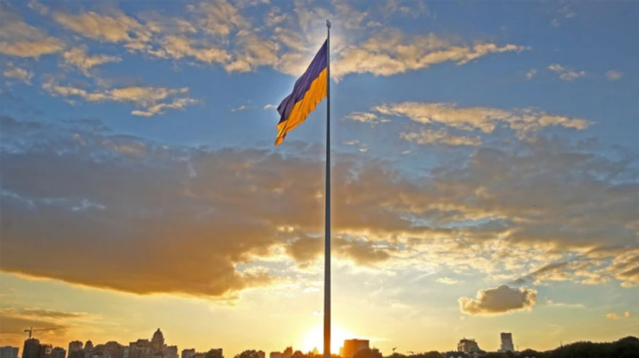 Ураган разорвал самый большой флаг Украины в Киеве 