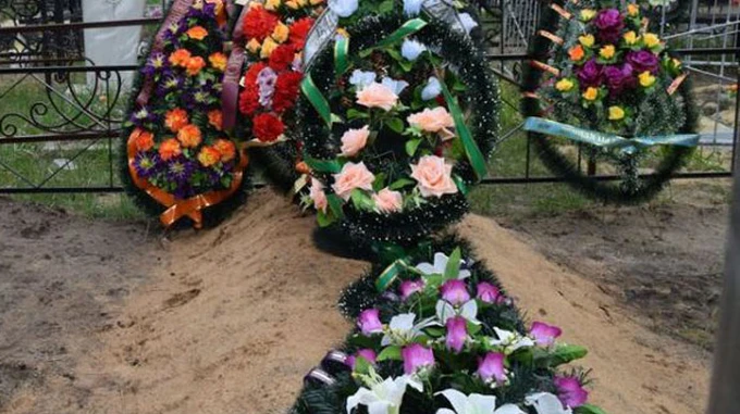 Russian invaders abduct people and dismantle monuments from graves in Luhansk Oblast