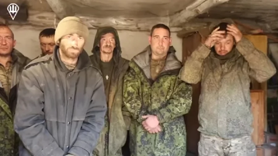 Ukrainian paratroopers and their brothers-in-arms capture nine Russian soldiers in Kursk Oblast – video