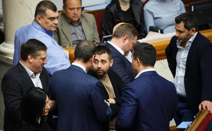 Як нардепи відповідатимуть за образи журналістів і нові умови для виїзду дітей за кордон