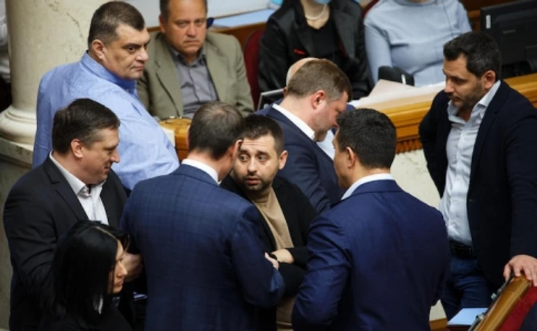 Как нардепы будут отвечать за оскорбления журналистов и новые условия для выезда детей за границу