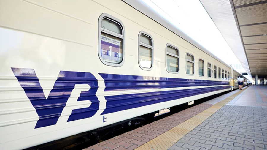 Низка потягів затримуються через негоду