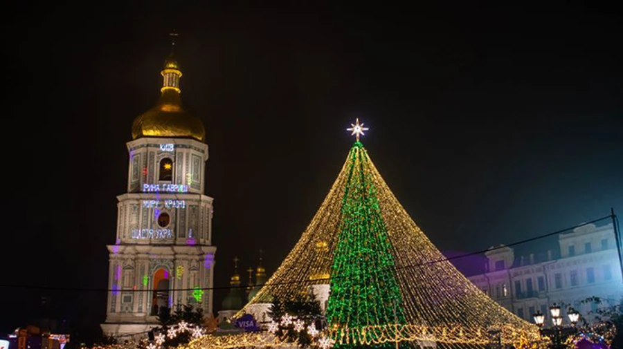 За новорічну ніч із Софійської площі вивезли 83 кубометри сміття