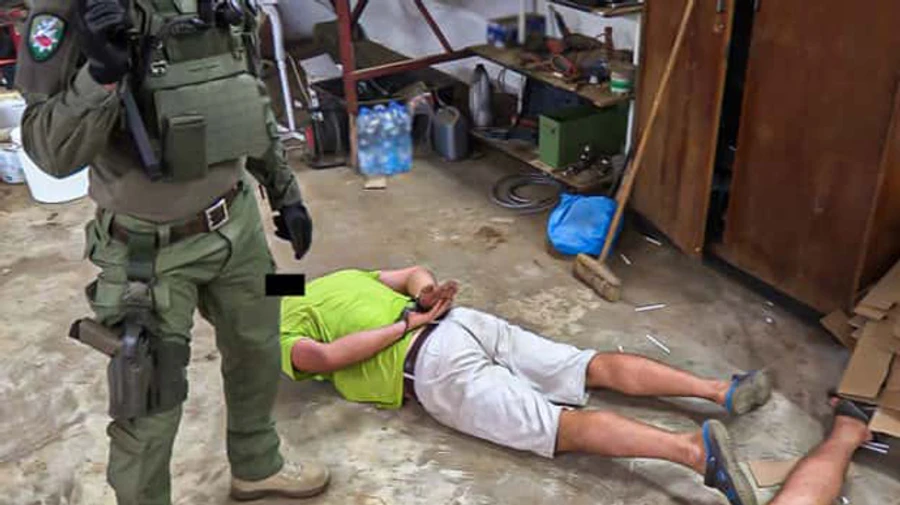 У Польщі затримали 6 українців за підпільне виробництво цигарок