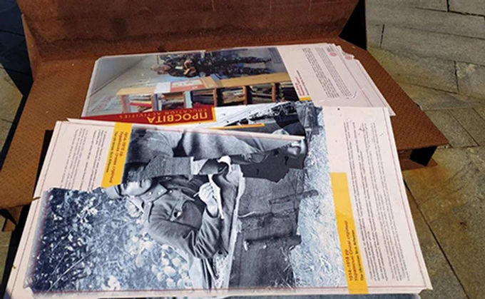 Вандалы испортили выставку музея Революции Достоинства на площади Независимости в Киеве